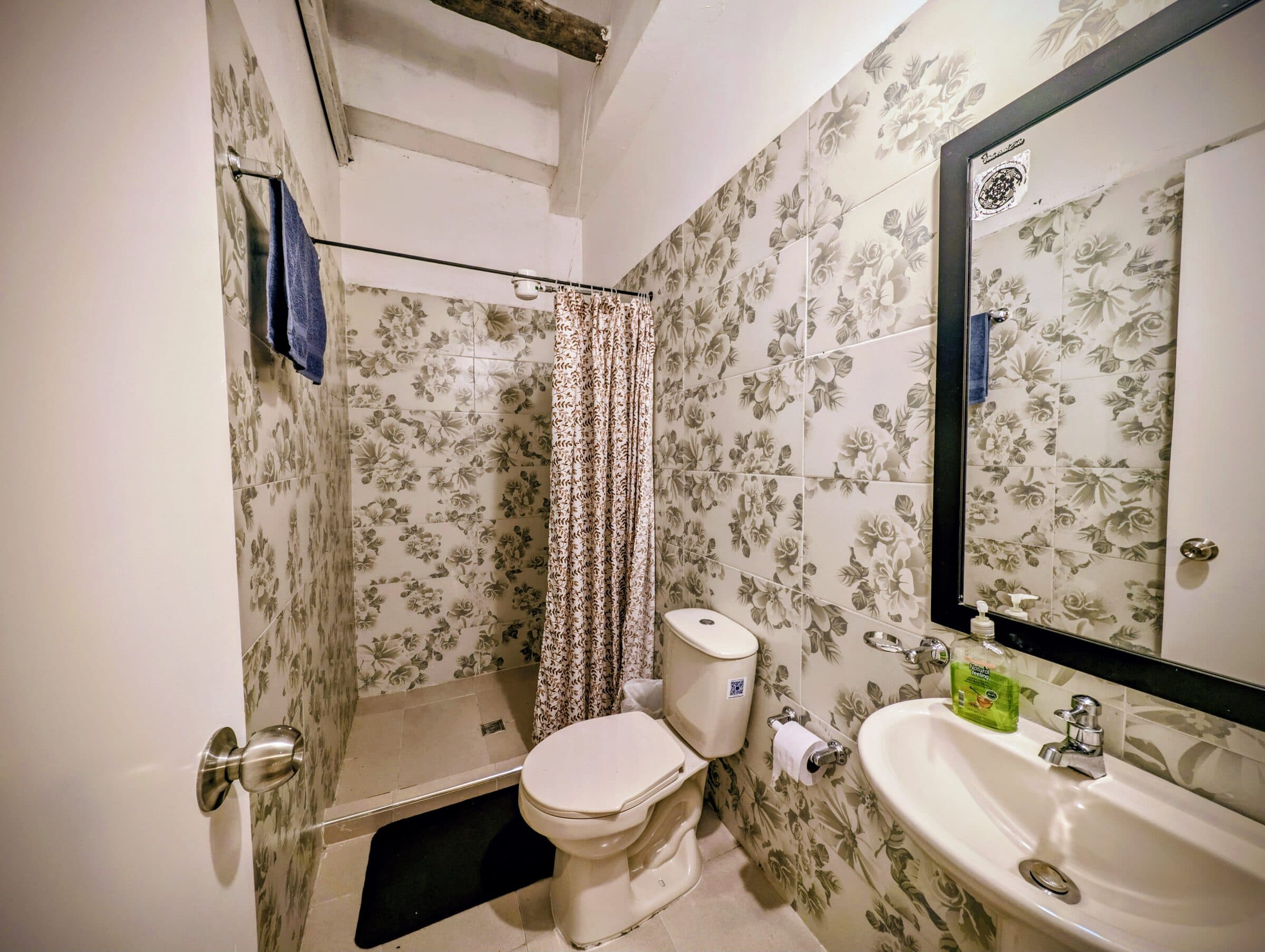 Bano de habitacion privada en Lienzo Hostel