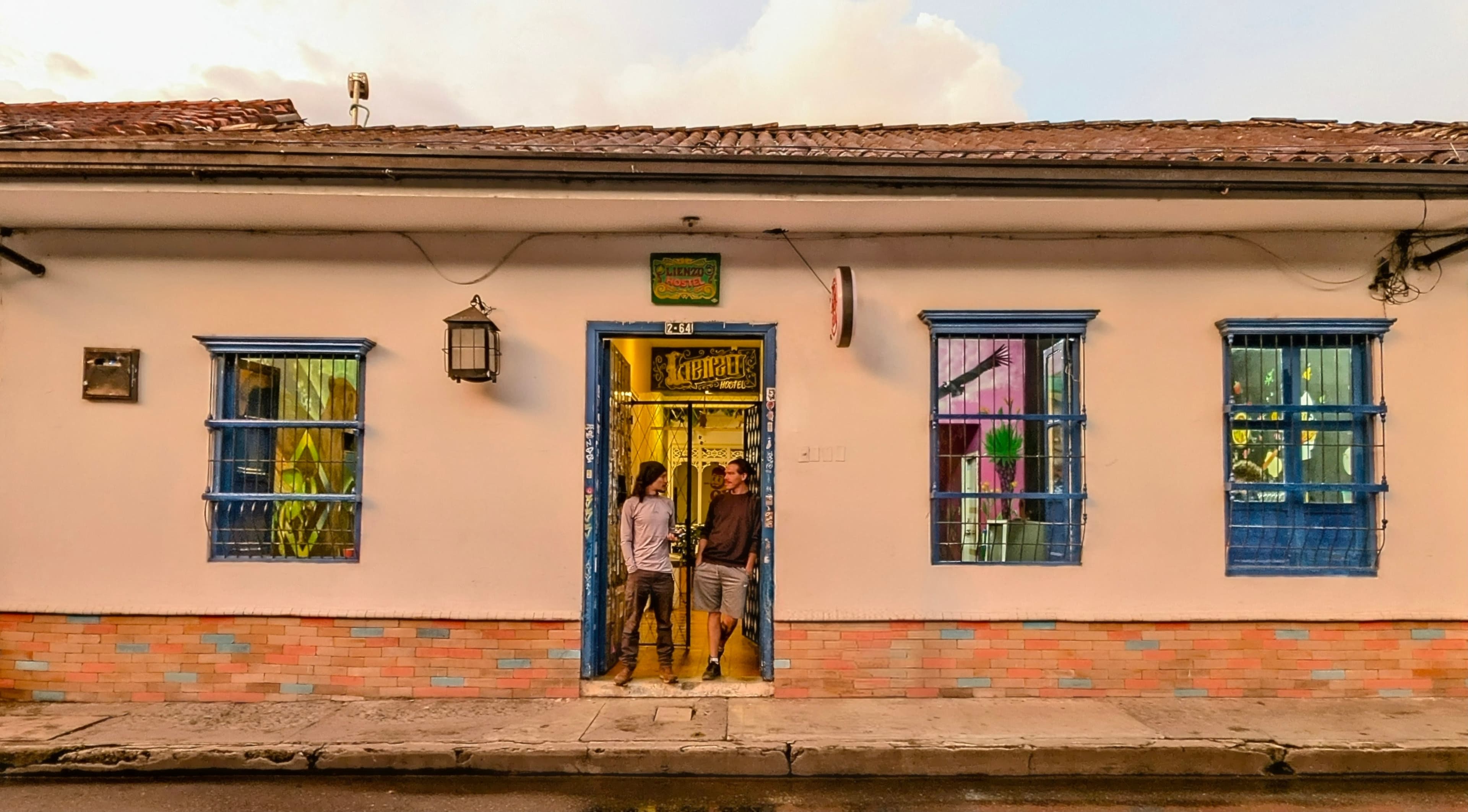 Fachada de Lienzo Hostel en el centro histórico de Popayán
