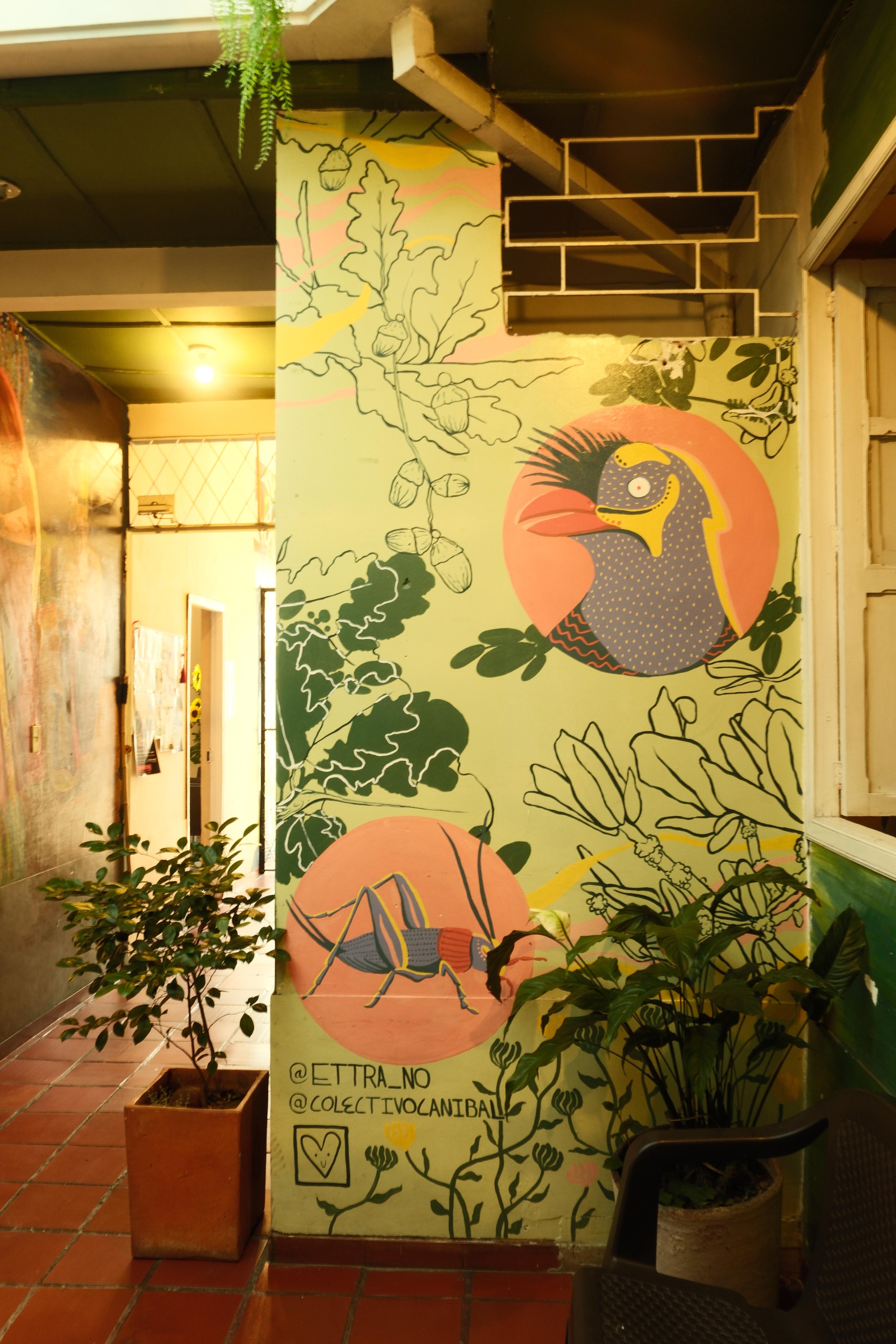 Detalle de mural en la galería del hostel