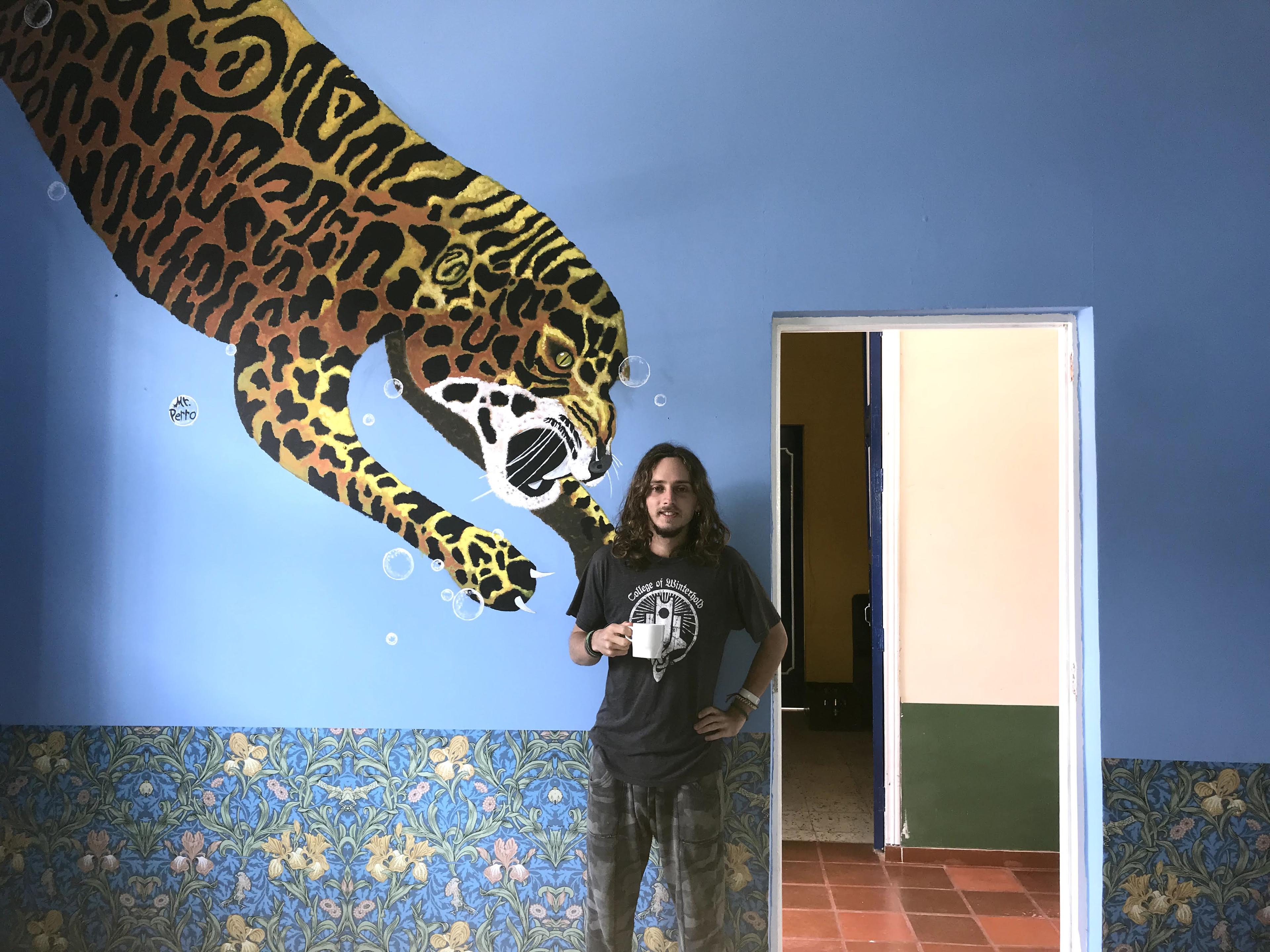 Murales en la galería del hostel