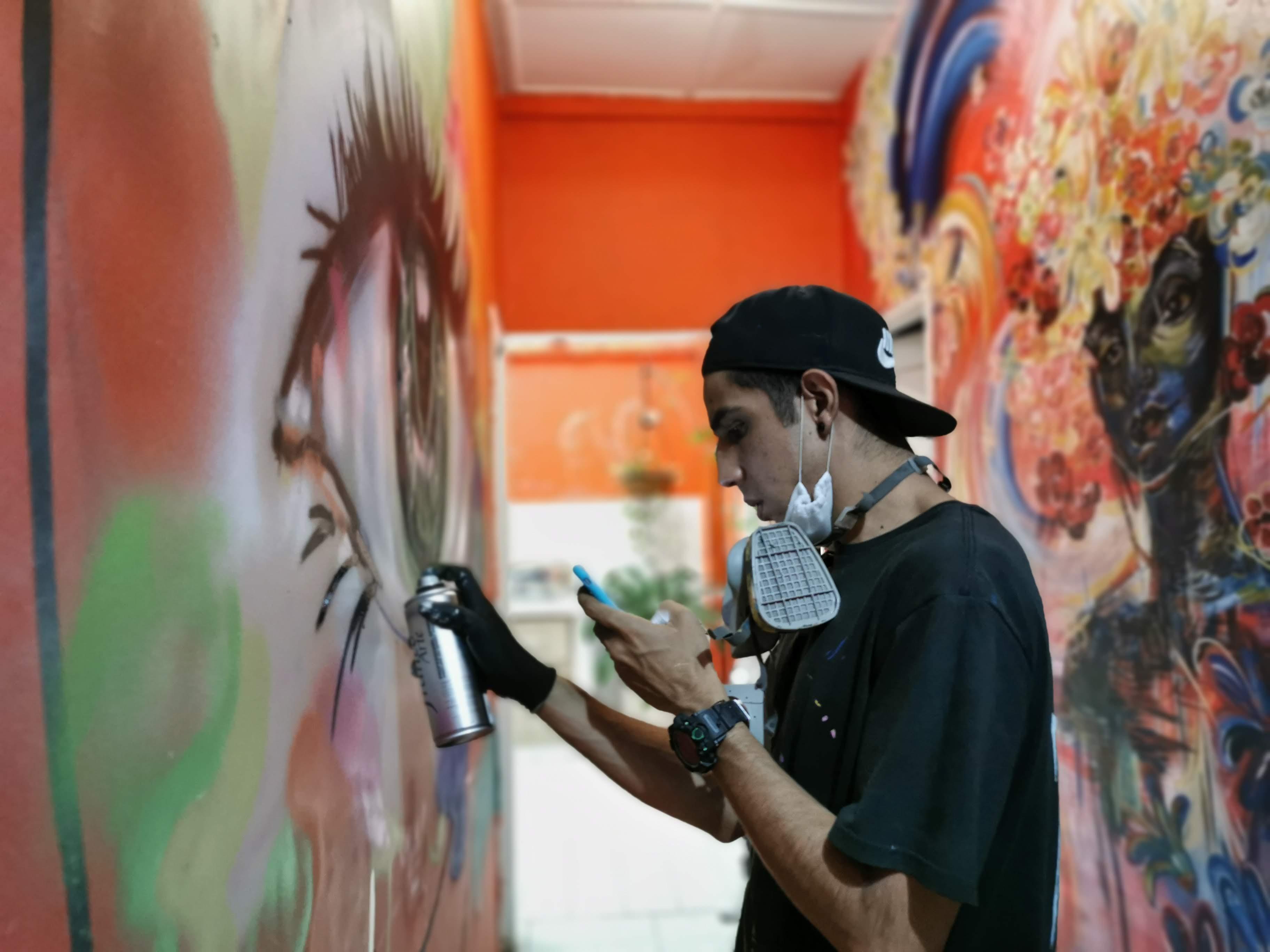 Proceso del hostel con avance de mural