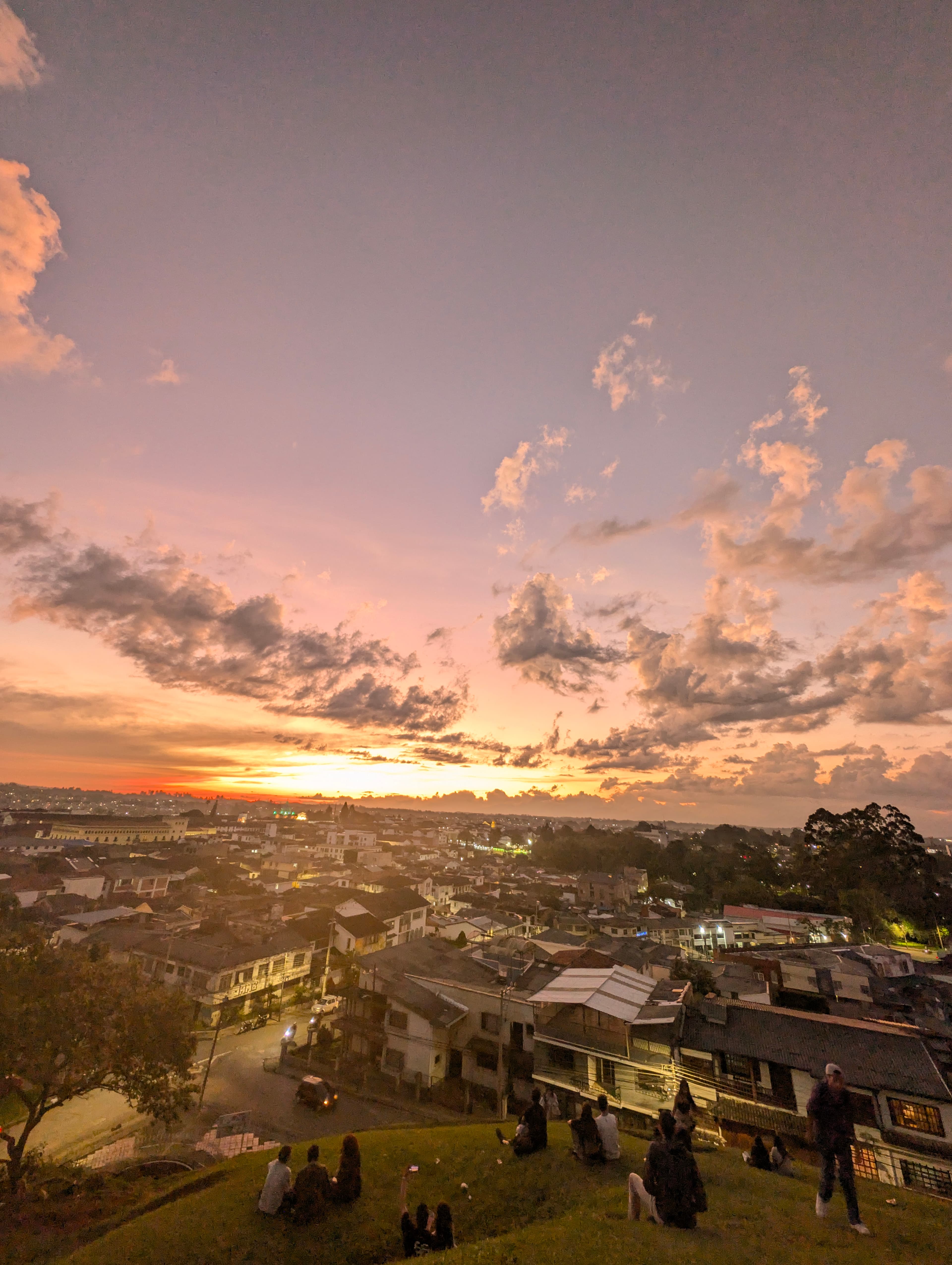 Mirador urbano al atardecer