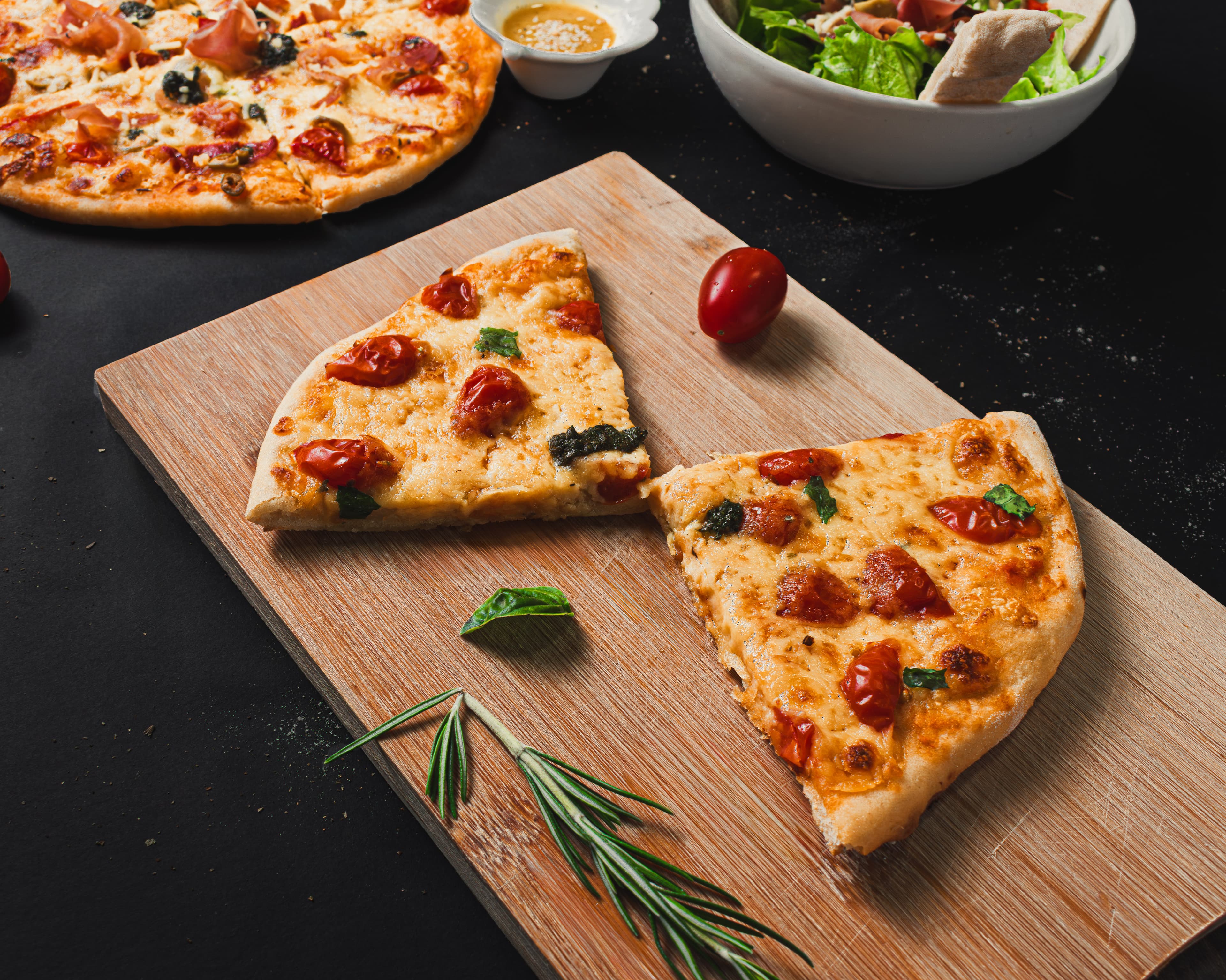 Pizza y porciones servidas en Pizza Club