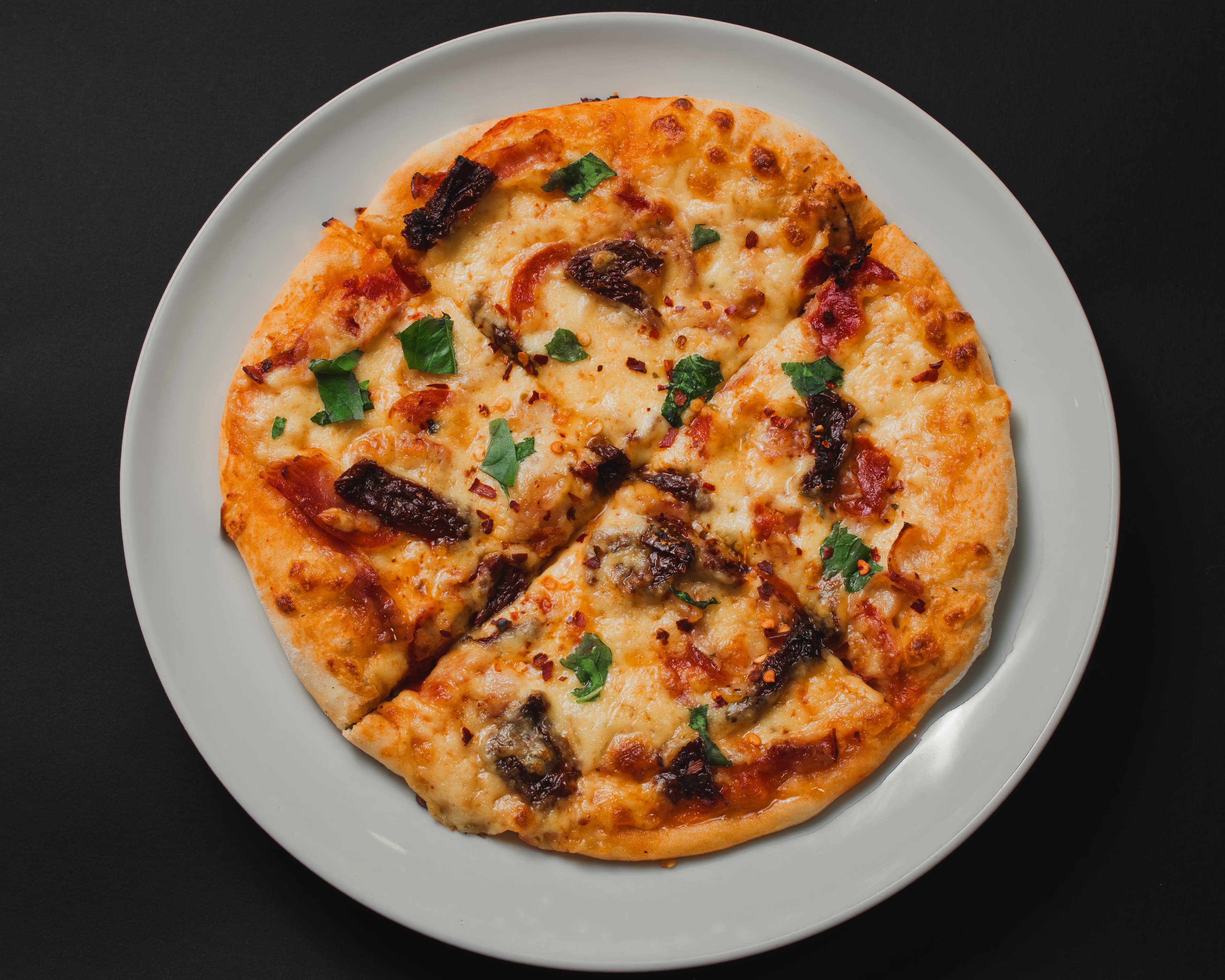 Pizza artesanal servida en Pizza Club