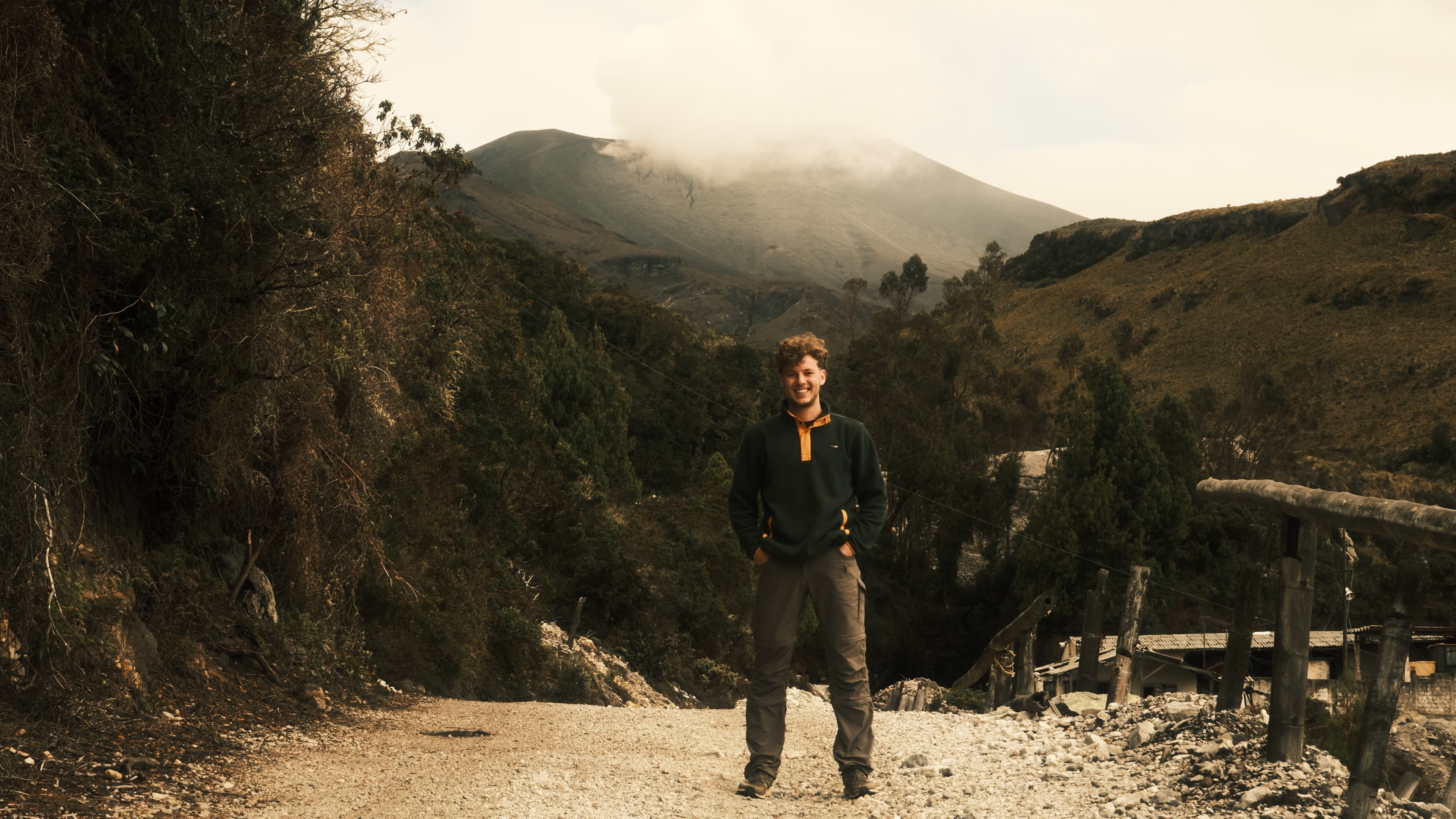 Persona en camino de montana cerca de Popayan