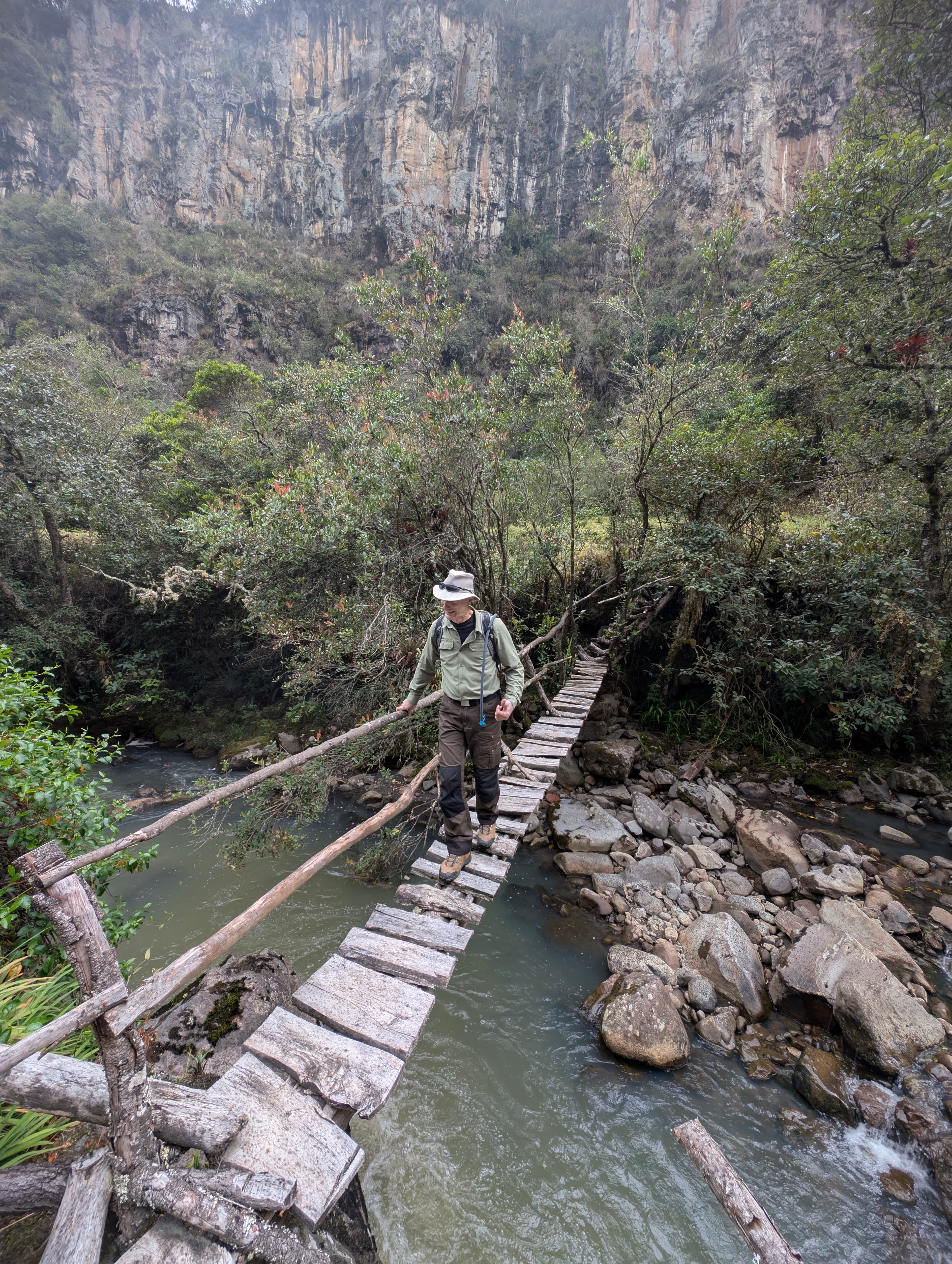 Senderista en ruta de naturaleza cerca de Purace
