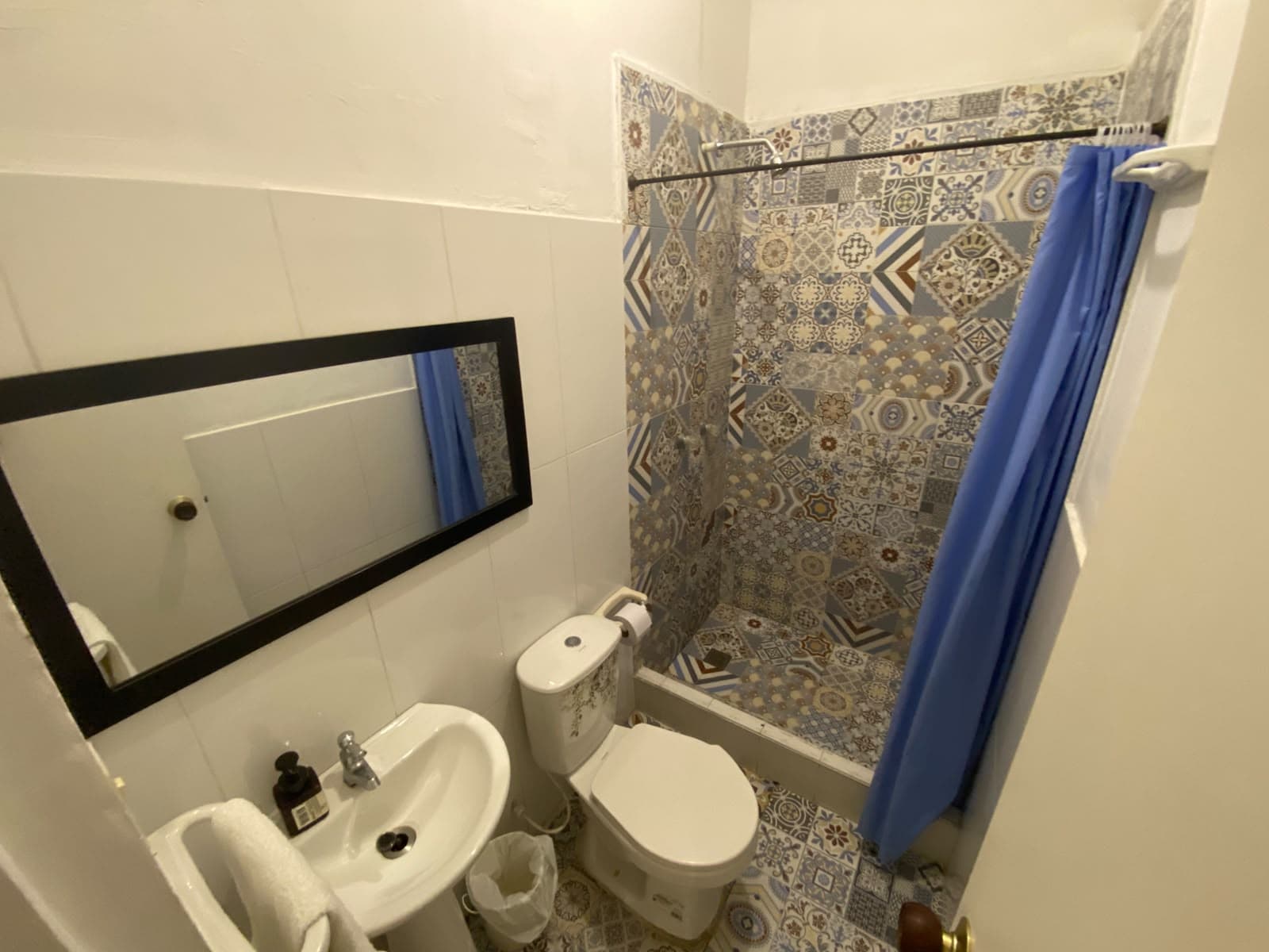Baño privado con mosaico en suite Lienzo Hostel
