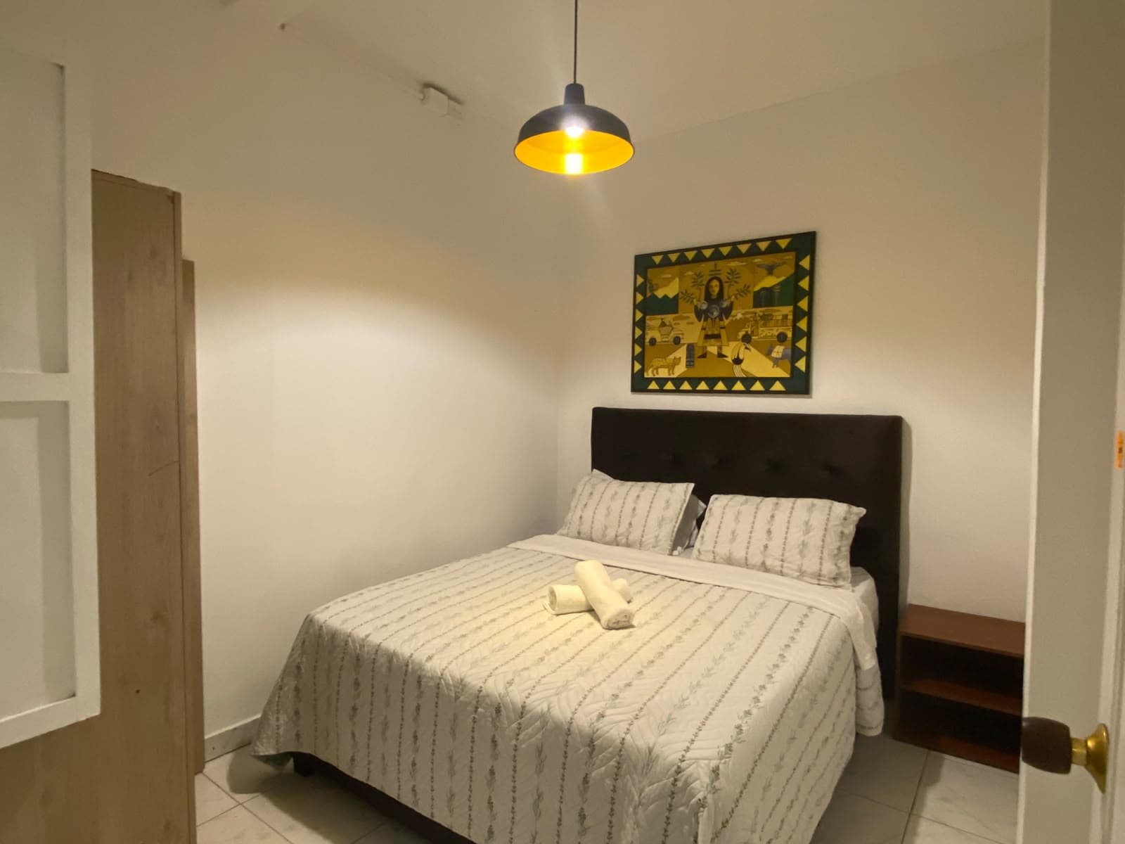 Dormitorio con arte indígena en suite Lienzo Hostel