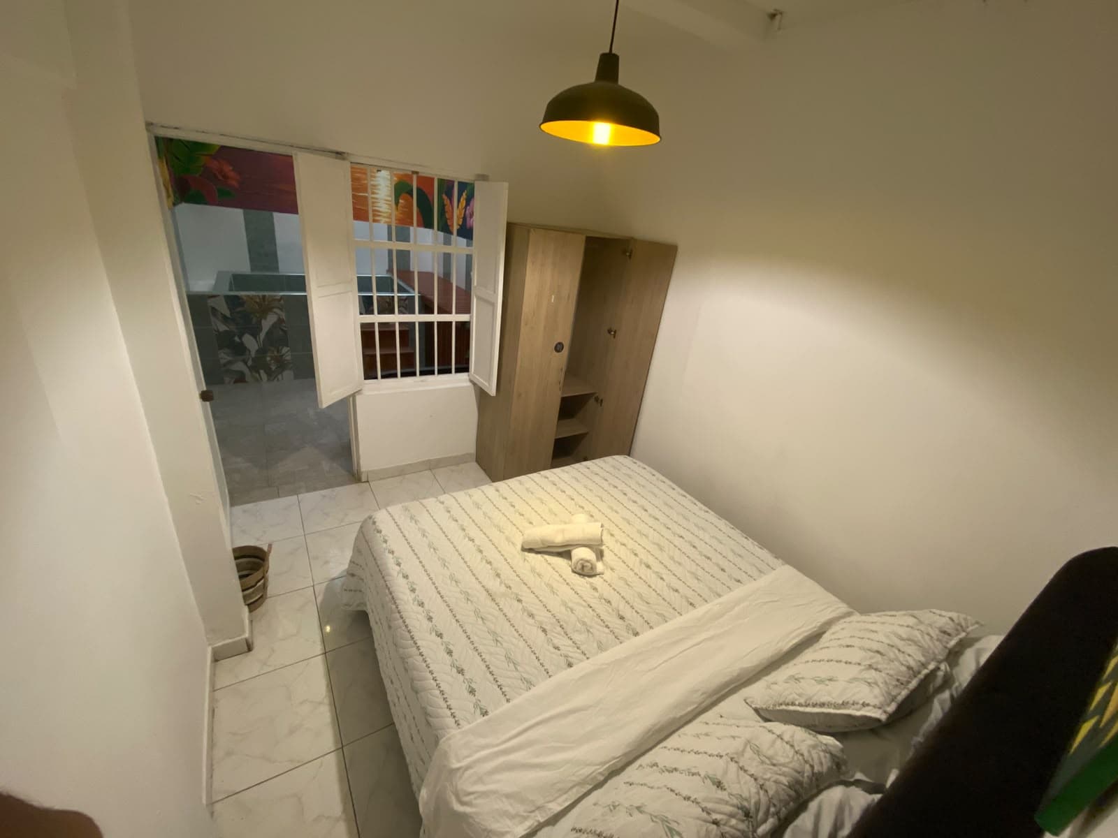 Dormitorio cama doble suite Lienzo Hostel