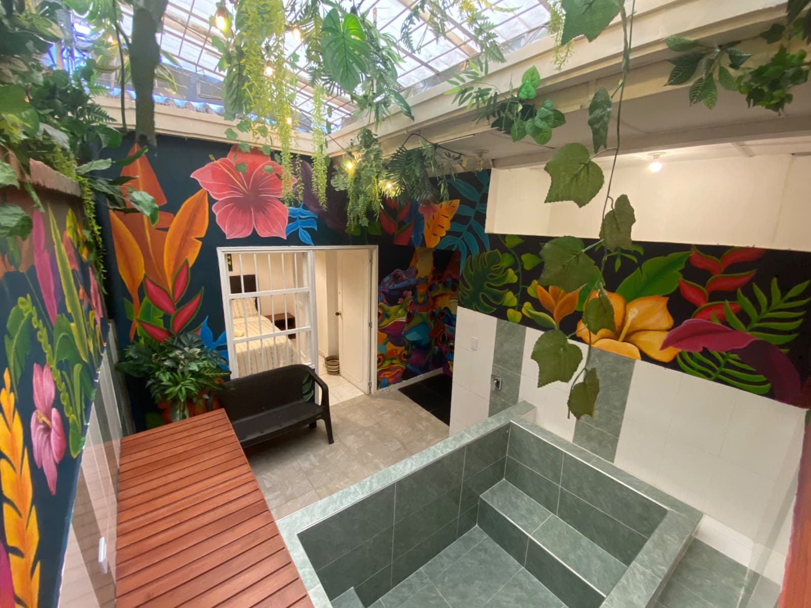 Terraza con jacuzzi en suite Lienzo Hostel
